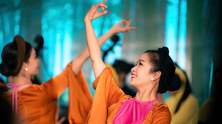 Các nghệ sĩ kết hợp biểu diễn nghệ thuật.