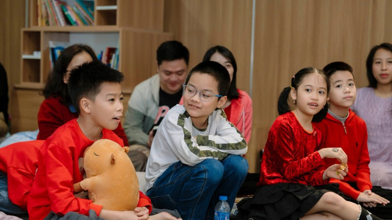 Các em thiếu nhi rất yêu thích không gian thân thiện này.