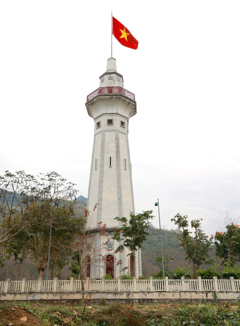 Vẻ đẹp của Cột cờ Lũng Pô.