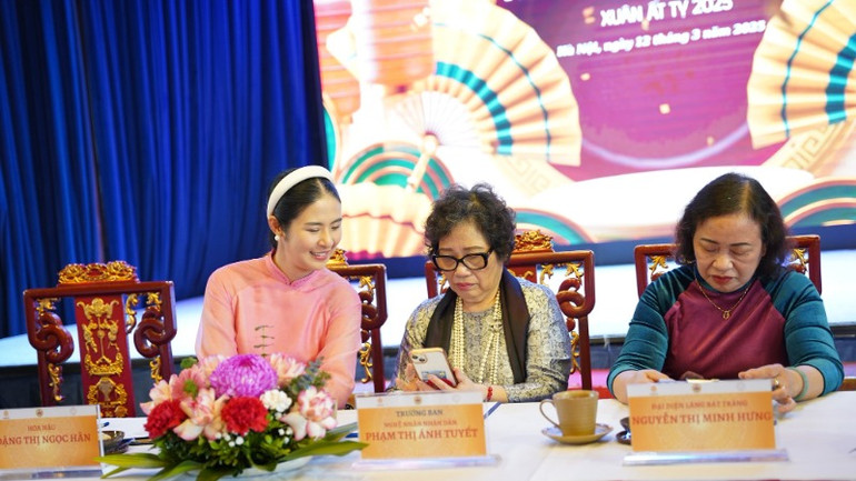 Các giám khảo làm việc công tâm, tận tụy.