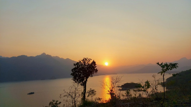 Cảnh hoàng hôn thơ mộng bên hồ.