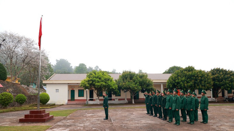 Nghiêm trang trước cờ Tổ quốc.