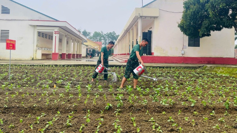 Tăng gia sản xuất sau giờ huấn luyện.