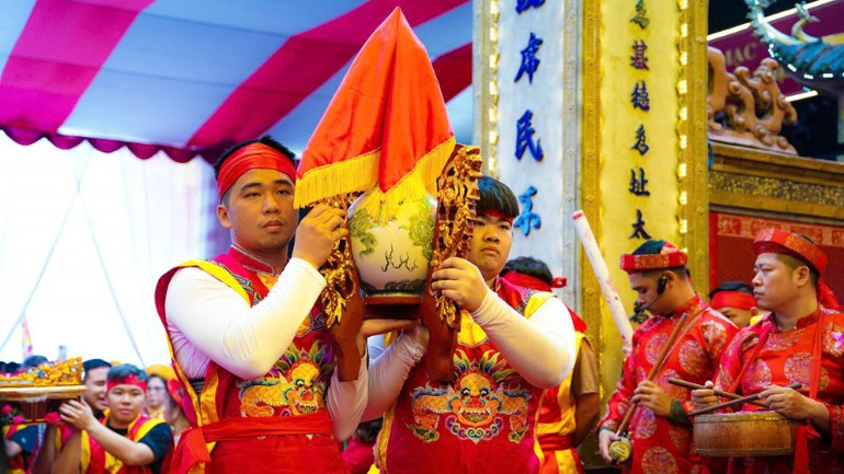 Niềm tự hào của Bát Tràng còn ở sự tiếp nối thế hệ trong bảo tồn bản sắc văn hóa.