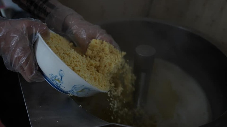 Một công đoạn làm chè kho cầu kỳ của Bát Tràng.