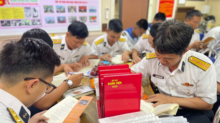 Đọc sách cũng là một nội dung sinh hoạt của người lính.