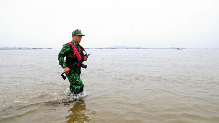 Những dấu chân hòa cùng sóng biển.
