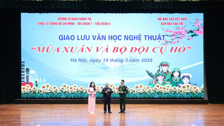 Nhà thơ Trần Đăng Khoa (giữa) giao lưu cùng học viên nhà trường.