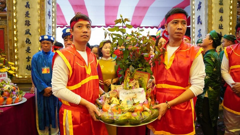 Mọi nghi thức dâng cúng đều diễn ra trang nghiêm.