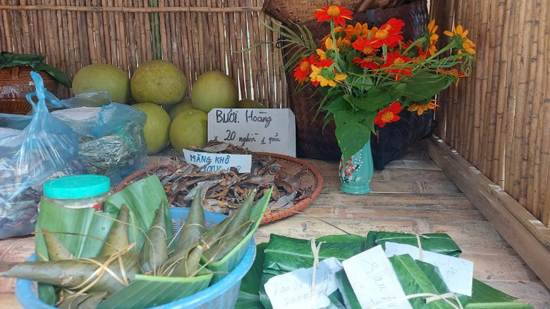Nông sản được bà con bày biện khá đẹp mắt.