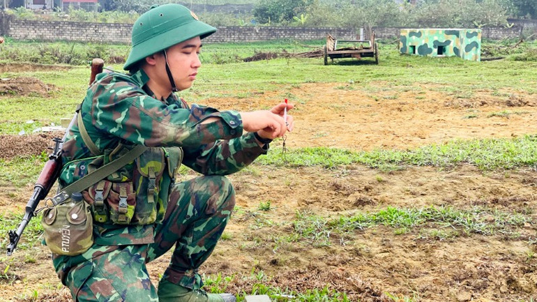 Thực hành tra lắp đồ dùng gây nổ.