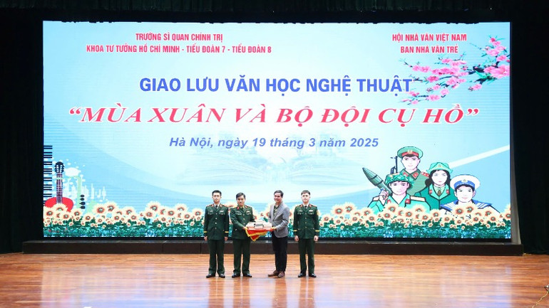 Nhà thơ Trần Hữu Việt, Trưởng ban Nhà văn Trẻ, Hội Nhà văn Việt Nam trao quà tặng cho Trường sĩ quan Chính trị.