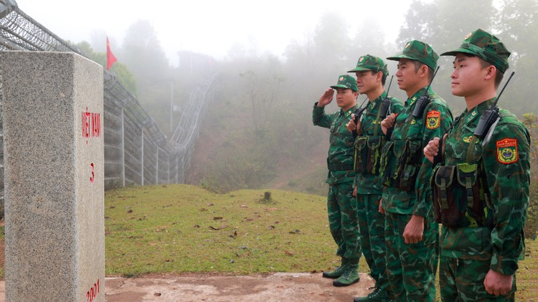 Chào cột mốc nơi ngã ba biên giới.