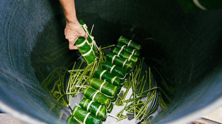 Nồi luộc bánh chưng đặc trưng theo lối Bát Tràng với những bí quyết riêng.
