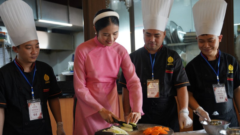 Hoa hậu Ngọc Hân trải nghiệm thực hành ẩm thực theo phong cách Bát Tràng.