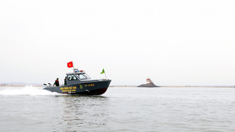Xa xa thấy cờ Tổ quốc tung bay trên xuồng tuần tra, người dân đều cảm thấy tự hào.