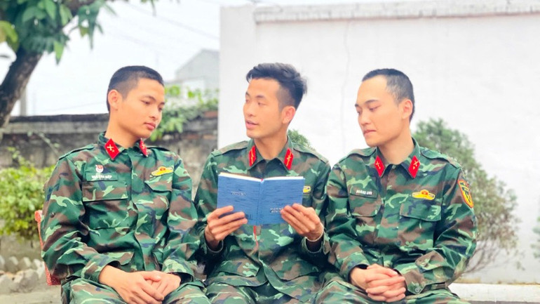 Đưa văn học đến gần hơn với chiến sĩ mới.