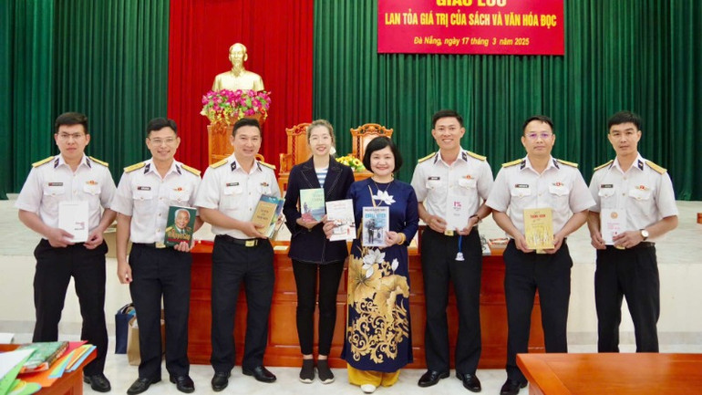 Câu lạc bộ Đọc sách cùng con tặng những món quà ý nghĩa.