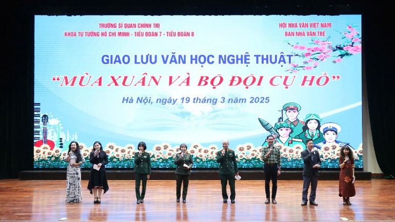 Các nhà thơ trình bày tổ khúc "Những người giữ bình yên cho Tổ quốc".