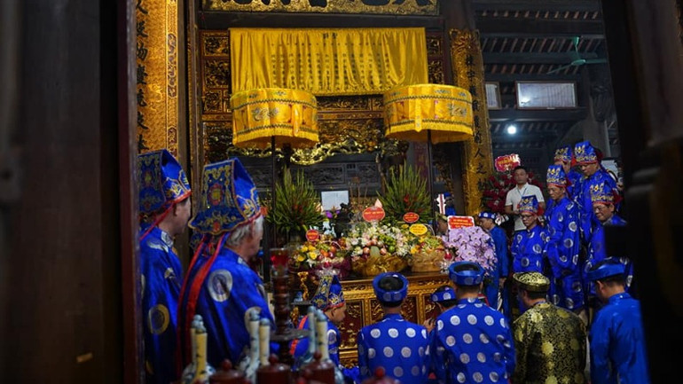 Trong đình làng không khí uy nghiêm, thiêng liêng.