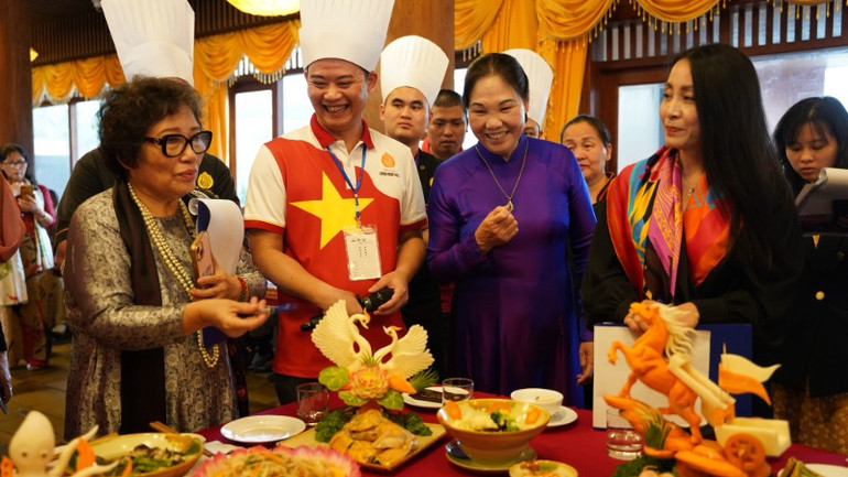 Các nghệ nhân nhận xét rất tỉ mỉ, tâm huyết.