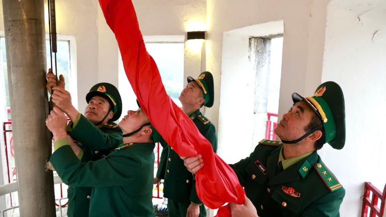 Cờ Tổ quốc trên Cột cờ Lũng Pô có diện tích 25m2 tượng trưng cho 25 dân tộc anh em sinh sống trên địa bàn tỉnh Lào Cai.