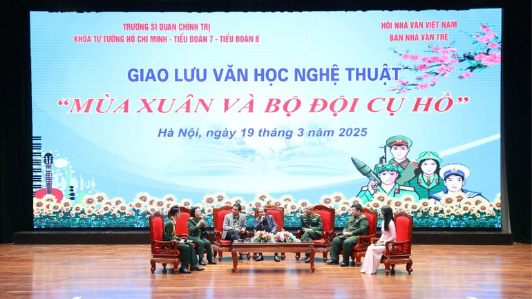 Tọa đàm văn học diễn ra trong khuôn khổ chương trình.