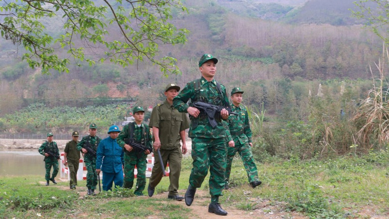 Bộ đội biên phòng là điểm tựa niềm tin cho bà con dân bản.