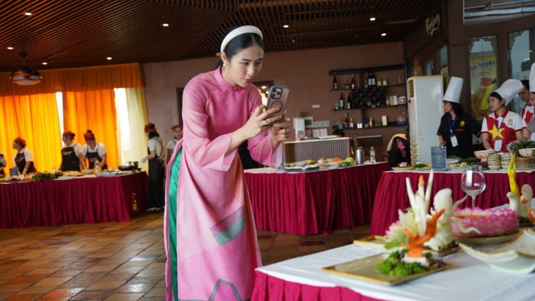 Hoa hậu Ngọc Hân ghi lại những hình ảnh đẹp về ẩm thực Bát Tràng.
