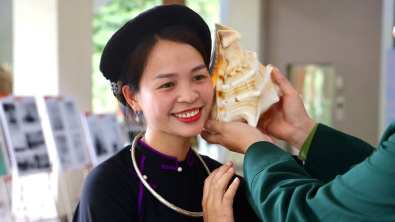 Nụ cười rạng rỡ của đồng bào dân tộc Tày khi tương tác với vỏ ốc biển từ Trường Sa. Nụ cười rạng rỡ của đồng bào dân tộc Tày khi tương tác với vỏ ốc biển từ Trường Sa.