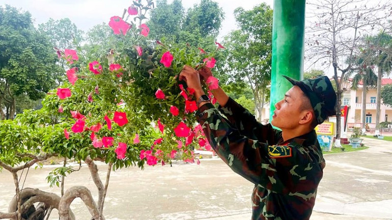 Sắc hoa mùa xuân từ bàn tay chiến sĩ mới.