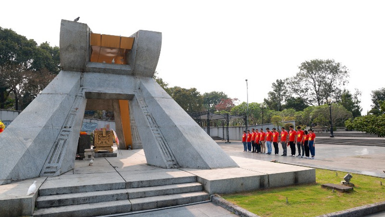 Các đoàn thăm viếng đều bảo đảm sự nghiêm trang.