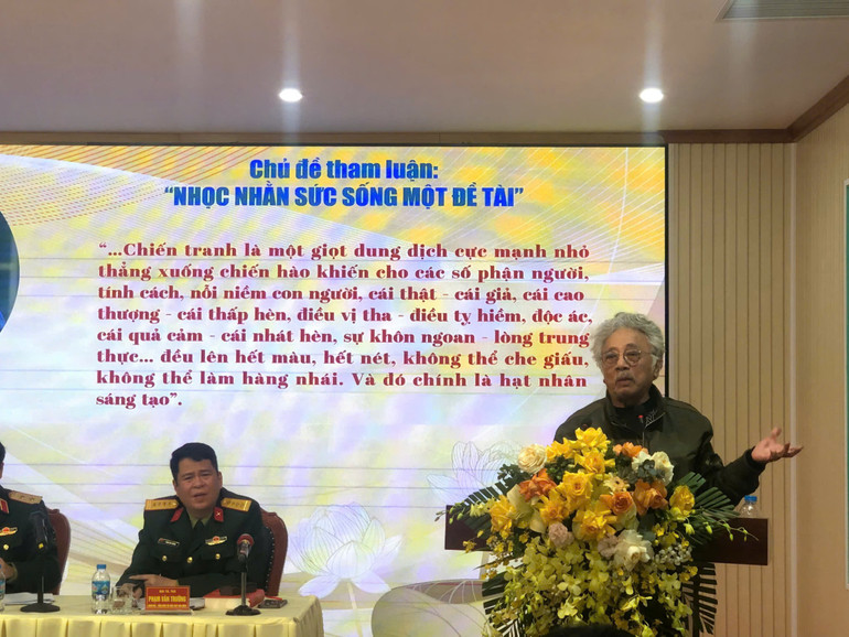 Nhà văn Chu Lai trình bày tham luận.