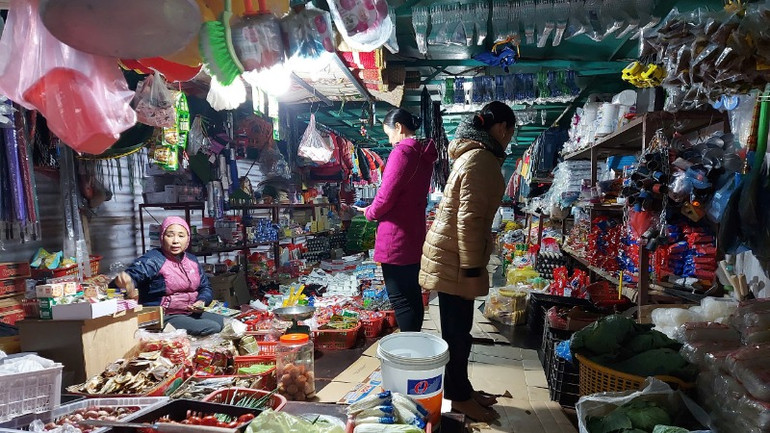 Chợ thuyền - một nét sinh hoạt đặc sắc của người dân.