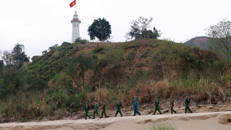 Cờ Tổ quốc tung bay là niềm tự hào mãnh liệt.