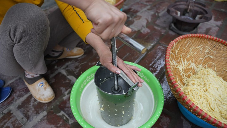 Nguyên liệu được ép cho hết nước.