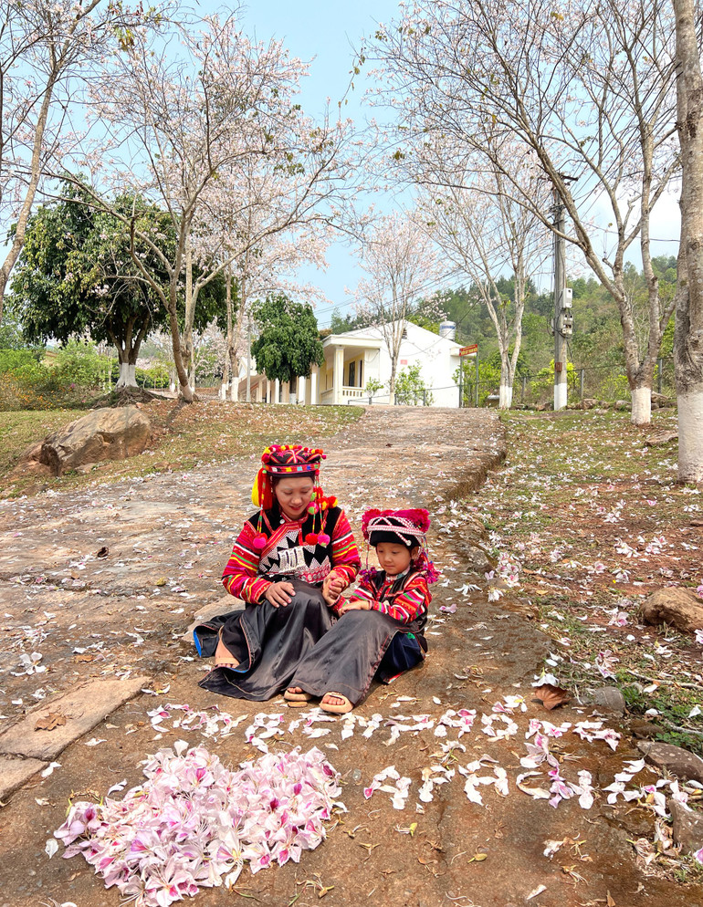 Tình cảm với bộ đội biên phòng luôn thiết tha trong lòng bà con dân bản.