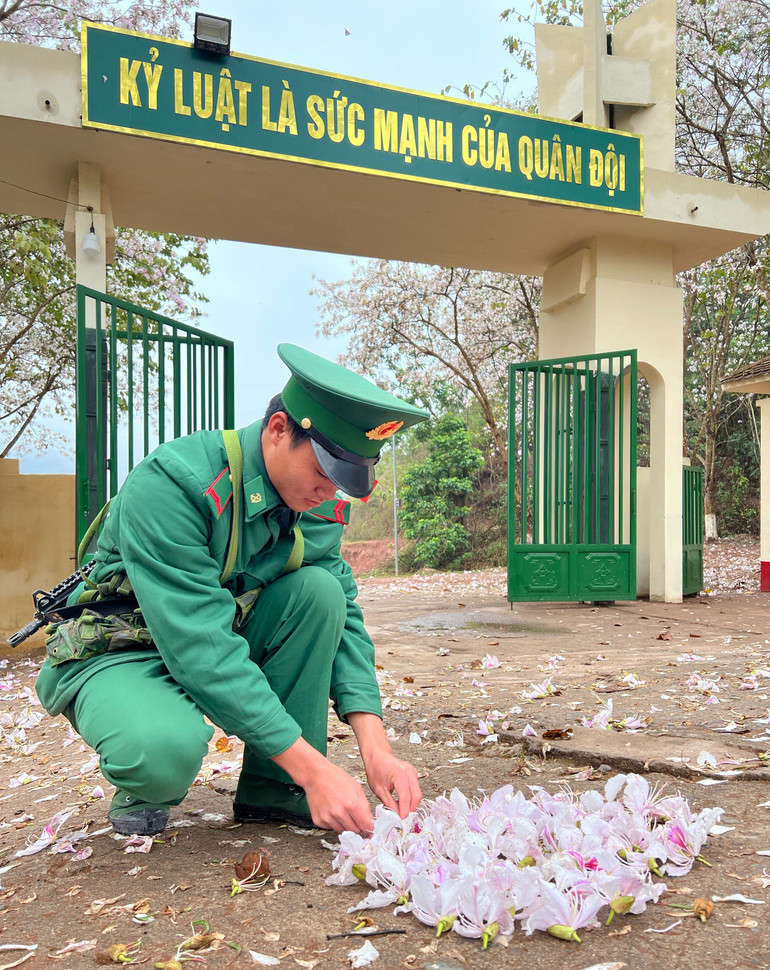 Bâng khuâng, xúc động để càng ý thức sâu sắc hơn nhiệm vụ của người lính.
