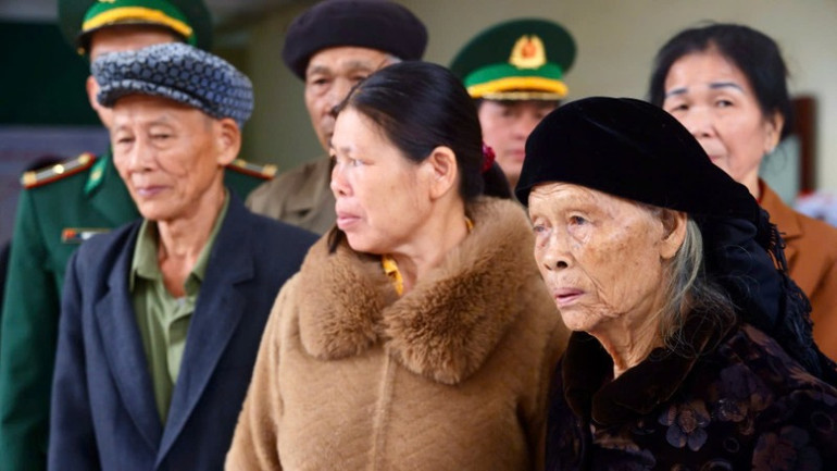 Bà con nhân dân rất xúc động khi tham dự triển lãm. Bà con nhân dân rất xúc động khi tham dự triển lãm.