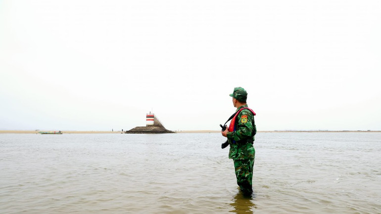 "Gác biển, trời cho Tổ quốc vào xuân".