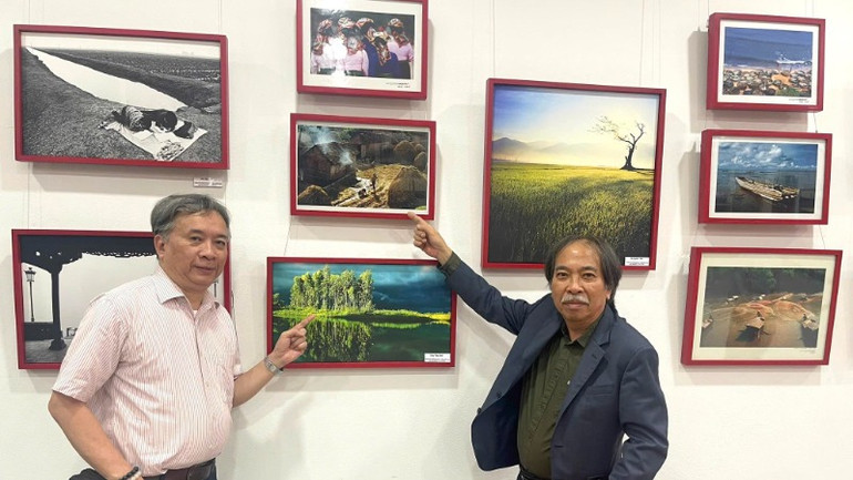 Chủ tịch Hội Nhà văn Việt Nam Nguyễn Quang Thiều (bên phải) và nhà báo Yên Ba chung tay ủng hộ dự án ý nghĩa.