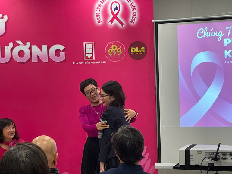 Những người phụ nữ ấy đã luôn bên nhau để đồng hành, động viên.