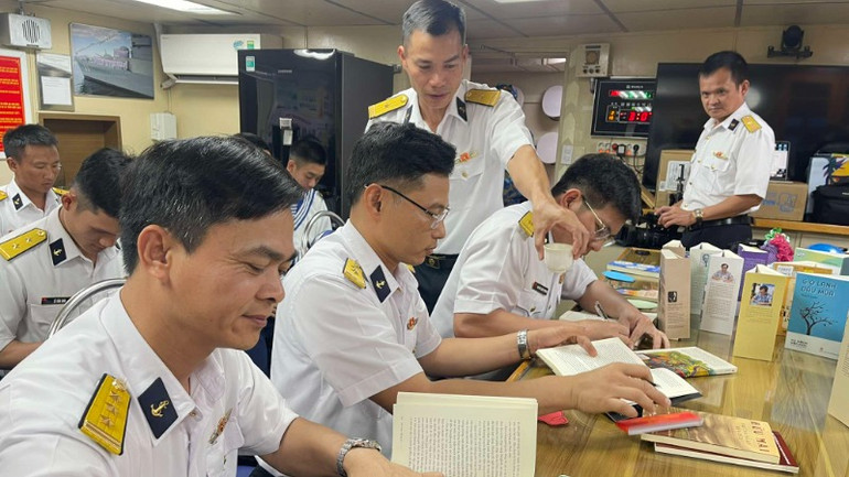 Các cán bộ, chiến sĩ say sưa bên trang sách.