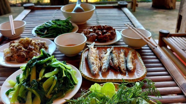 Bữa cơm bình dị bà con mời khách.