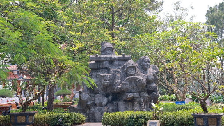 Các công trình tượng đài gợi lên ký ức thời oanh liệt của cha ông.