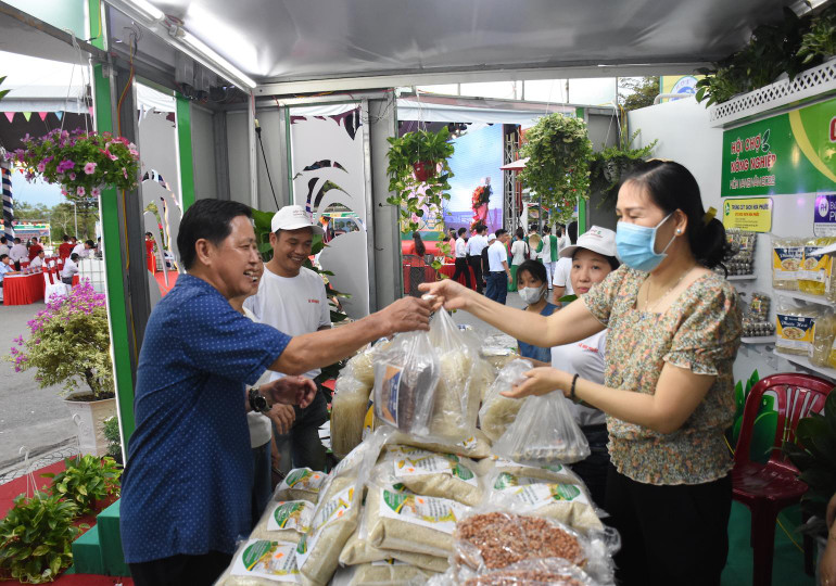 Đông đảo người dân tham quan Hội chợ Nông nghiệp Hòa Vang.