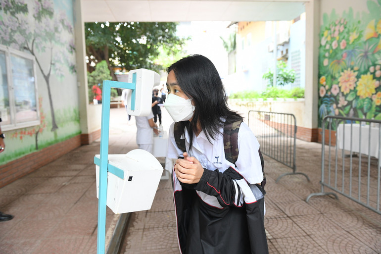 Kiểm tra thân nhiệt khi vào trường học (Ảnh: THÀNH ĐẠT)