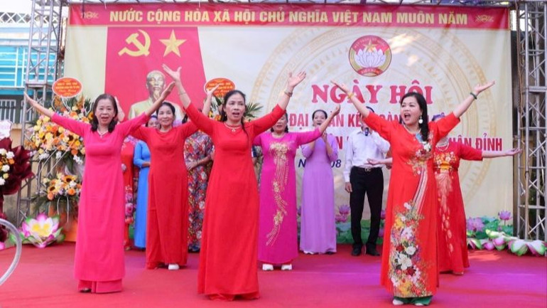 Nhân dân tổ dân phố Xuân Lộc 1, phường Xuân Đỉnh biểu diễn văn nghệ tại Ngày hội Đại đoàn kết. (Ảnh: Hiền Phương) Nhân dân tổ dân phố Xuân Lộc 1, phường Xuân Đỉnh biểu diễn văn nghệ tại Ngày hội Đại đoàn kết. (Ảnh: Hiền Phương)