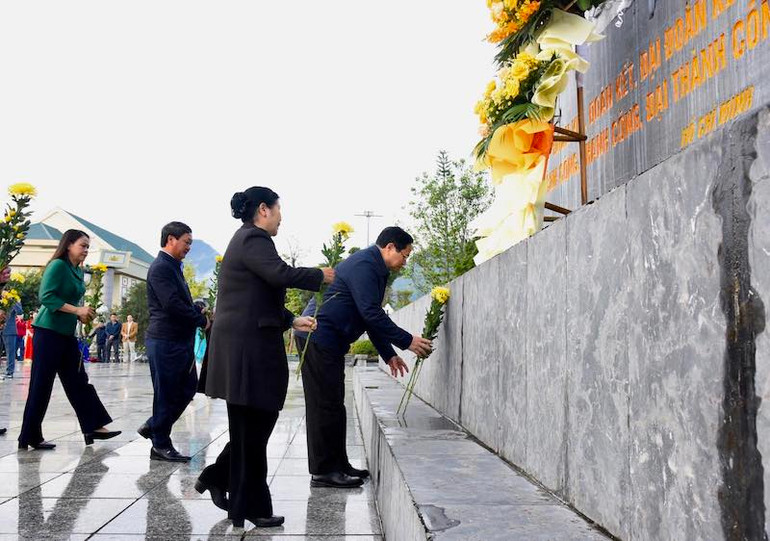 Thủ tướng dâng hoa tại Tượng đài Bác Hồ với nhân dân các dân tộc tỉnh Lai Châu.