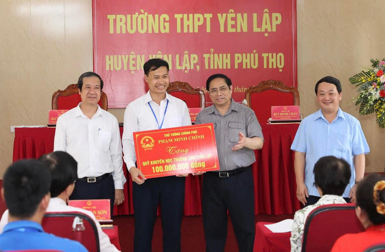 Thủ tướng Phạm Minh Chính tặng Quỹ khuyến học Trường THPT Yên Lập, huyện Yên Lập.